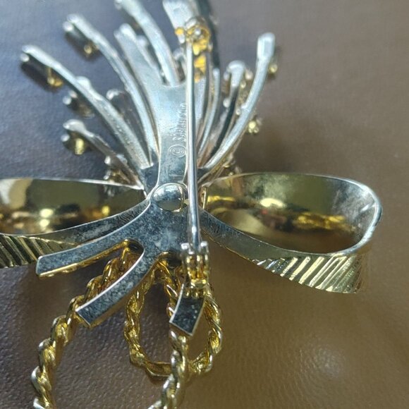 Vintage Sarah Coventry Gold Tone Bow Pin Brooch Clear Rhinestones Stamped - Picture 4 of 8